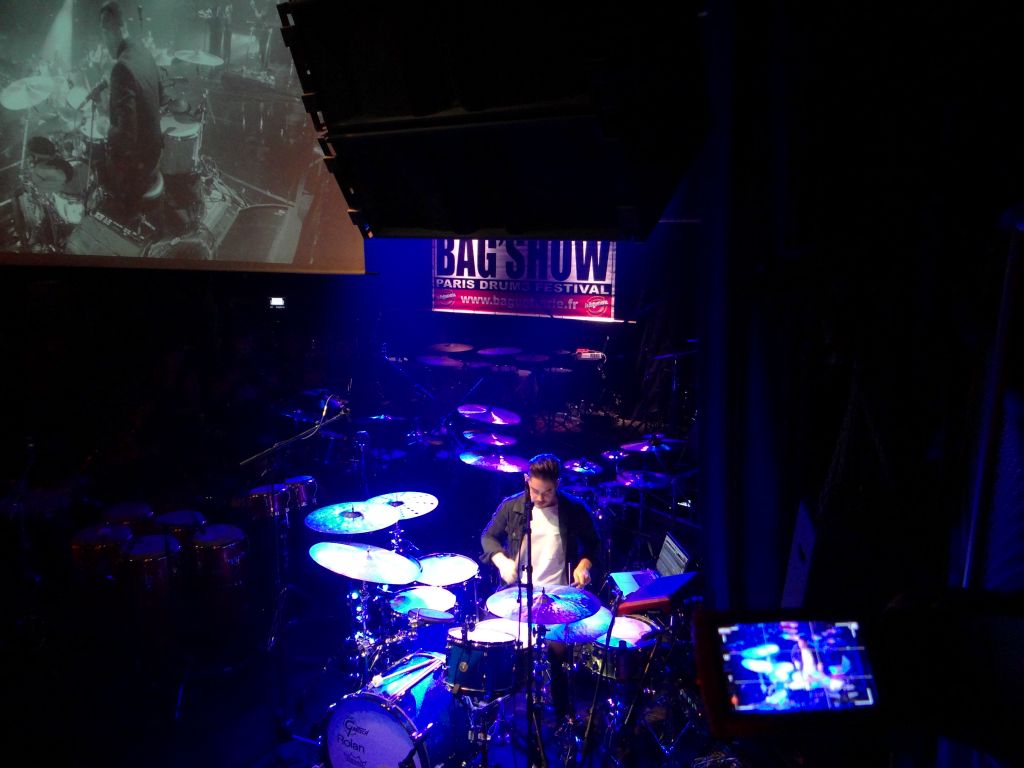 Joe Clegg nous offert un duplex avec lui même lors d'un concert avec Ellie Goulding projeté sur le grand ecran. Très spectaculaire de le voir en vidéo et en même temps en vrai sur scène joué par dessus son jeu et bien entendu à la double croche prêt et au geste prêt